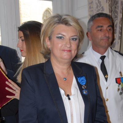 Anne Benedetti reçoit les insignes de Chevalier de l’Ordre National du Mérite
